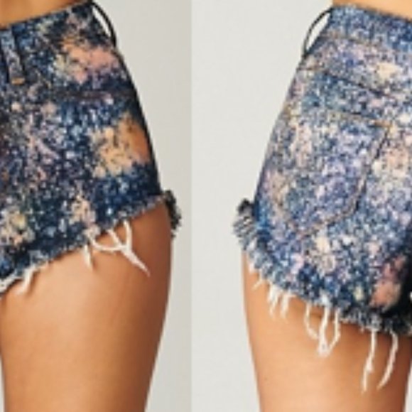 ๐๐ Acid Wash High Waisted Frayed Jean Shorts ๐ - Picture 4 of 6